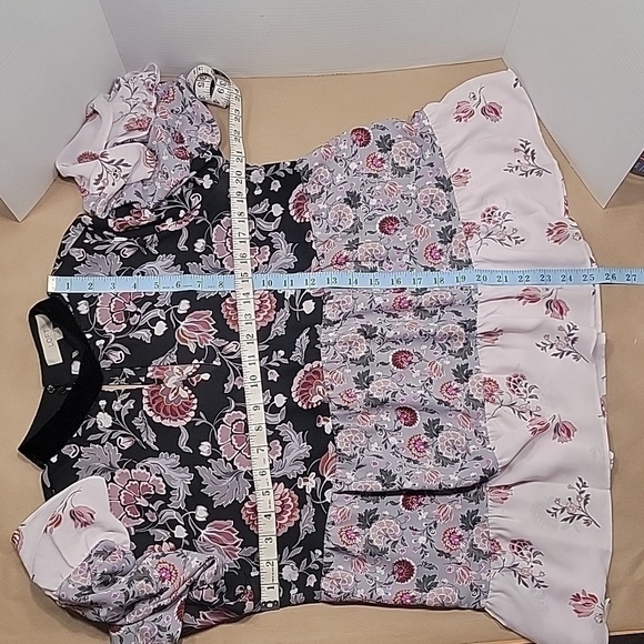 Loft, Size M, Tiered Floral Blouse, Velvet Choker Collar, Excellent Condition! - Picture 9 of 9